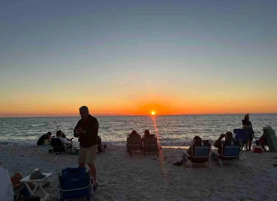 The Suzana Sunrise- 5 Minutes To Vanderbilt Beach! New York